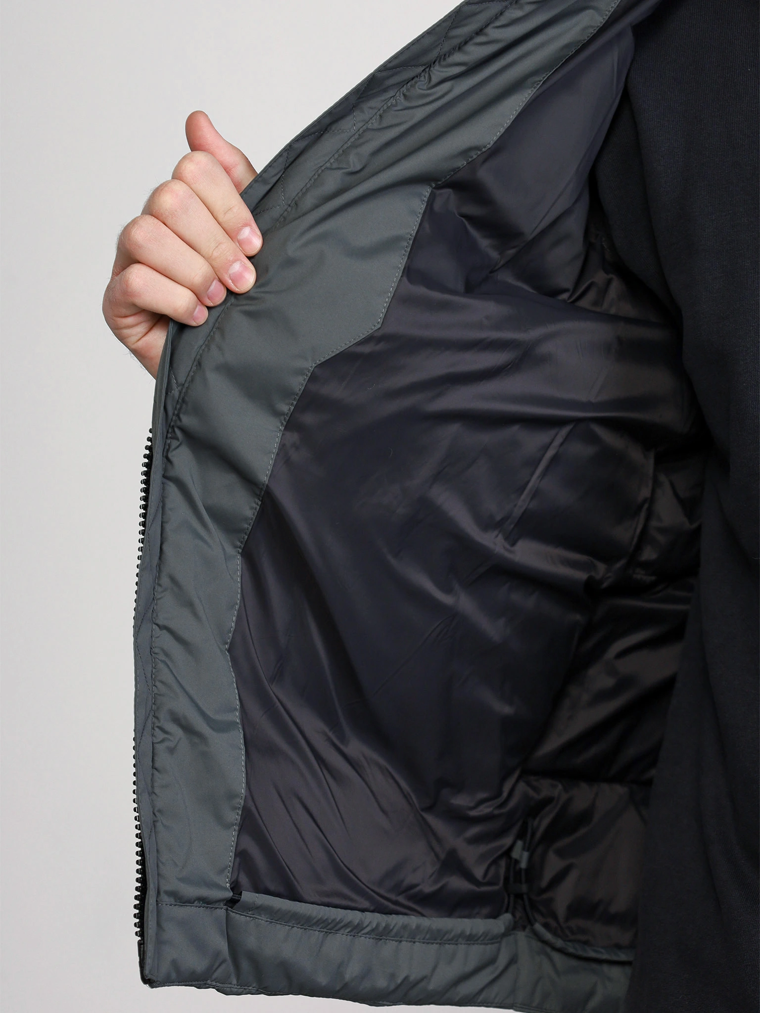 Куртка утепленная зеленого цвета с капюшоном